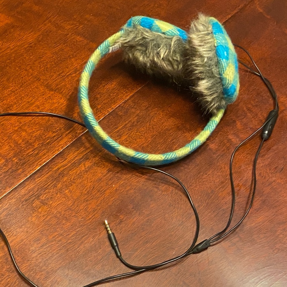 Earmuff headphones with microphone